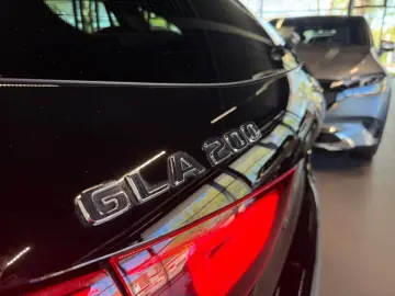 MERCEDES-BENZ GLA 200 AMG
