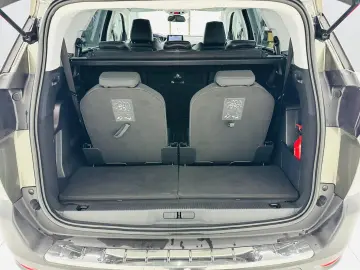 PEUGEOT 5008 2017 1.2i E6 7 Locuri Garantie 12 Luni Rate Ava