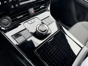 TOYOTA bz4X  LED 360  el Heck ACC el Sitz SHZ PDC Navi