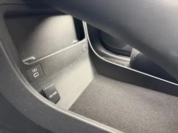 TOYOTA bz4X  LED 360  el Heck ACC el Sitz SHZ PDC Navi