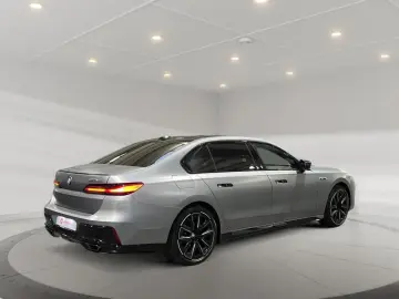 BMW M760 e xDrive Fahrassist Pano Stdhz Wide 360 Cam