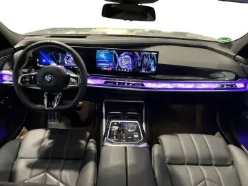 BMW M760 e xDrive Fahrassist Pano Stdhz Wide 360 Cam