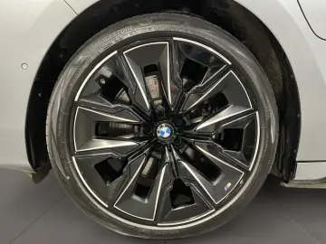 BMW M760 e xDrive Fahrassist Pano Stdhz Wide 360 Cam