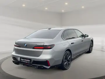 BMW M760 e xDrive Fahrassist Pano Stdhz Wide 360 Cam