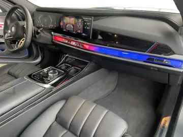 BMW M760 e xDrive Fahrassist Pano Stdhz Wide 360 Cam