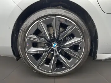 BMW M760 e xDrive Fahrassist Pano Stdhz Wide 360 Cam