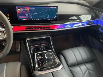 BMW M760 e xDrive Fahrassist Pano Stdhz Wide 360 Cam