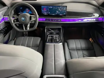 BMW M760 e xDrive Fahrassist Pano Stdhz Wide 360 Cam