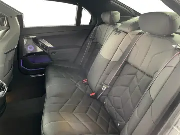 BMW M760 e xDrive Fahrassist Pano Stdhz Wide 360 Cam