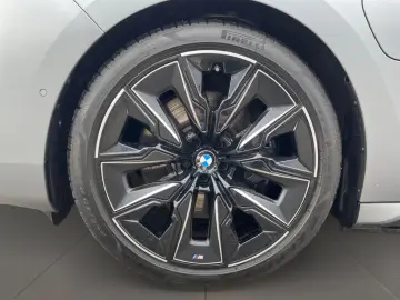 BMW M760 e xDrive Fahrassist Pano Stdhz Wide 360 Cam