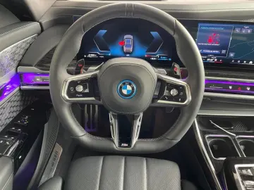 BMW M760 e xDrive Fahrassist Pano Stdhz Wide 360 Cam