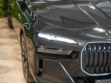 BMW M760 GRAN LUSSO HUD PANO MASSAGE 103.636 € NETTO