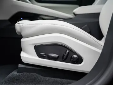 PORSCHE Macan E Matrix-ACC-Pano-Leder-Kamera