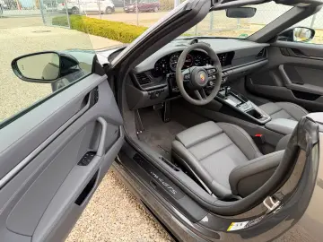 Porsche 911 Carrera 4 GTS Cabrio Ambiente