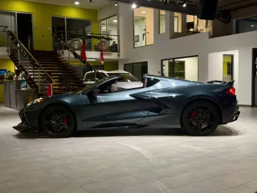 CORVETTE C8 Coupe Stingray 2LT Schalensitze