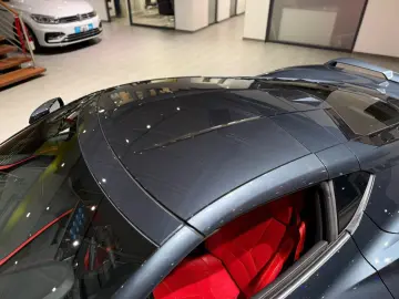 CORVETTE C8 Coupe Stingray 2LT Schalensitze