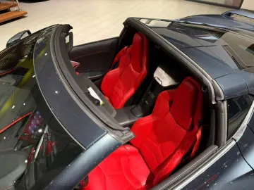 CORVETTE C8 Coupe Stingray 2LT Schalensitze