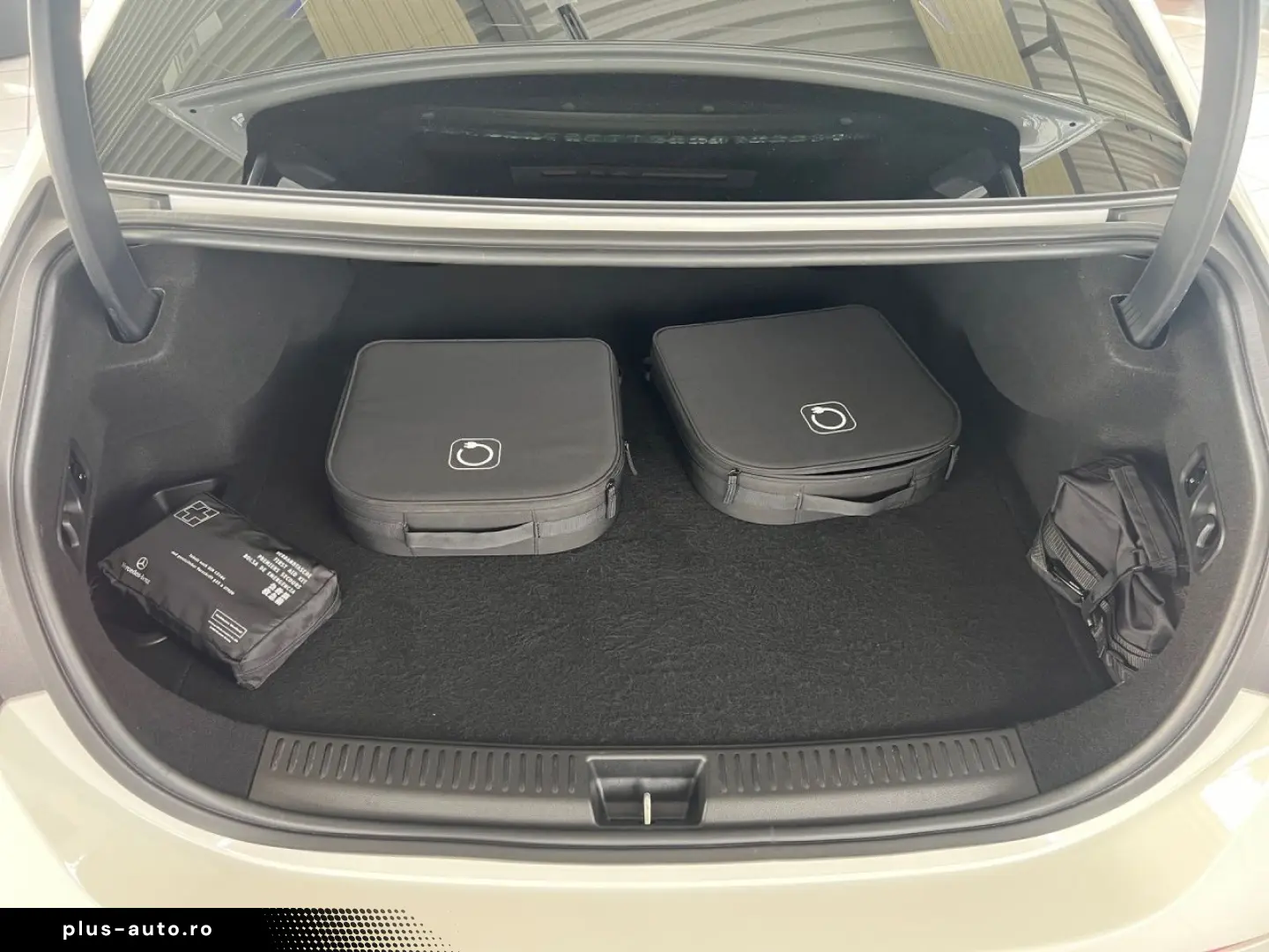 MERCEDES-BENZ E 300 de AMG Night Pano AHK Digital Li&hellip;