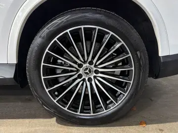 MERCEDES-BENZ GLC 300 e 4M AMG Panorama CarPlay 360 -Kamera