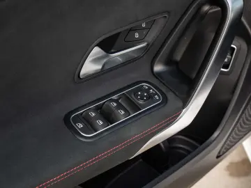 MERCEDES-BENZ A 250 e AMG LINE  GARANTIE