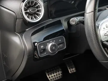 MERCEDES-BENZ A 250 e AMG LINE  GARANTIE