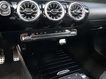 MERCEDES-BENZ A 250 e AMG LINE  GARANTIE