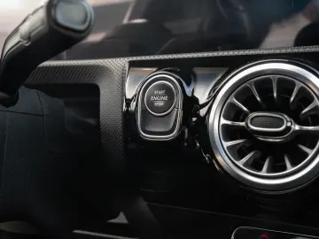 MERCEDES-BENZ A 250 e AMG LINE  GARANTIE