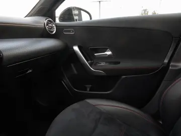 MERCEDES-BENZ A 250 e AMG LINE  GARANTIE