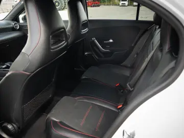 MERCEDES-BENZ A 250 e AMG LINE  GARANTIE