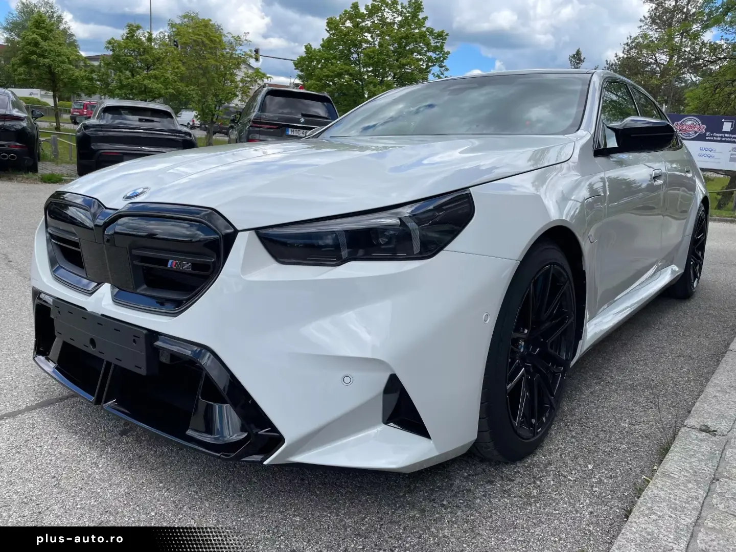 BMW M5 Sedan White-RED-Carbon Pano