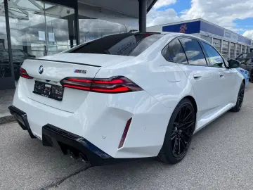 BMW M5 Sedan White-RED-Carbon Pano