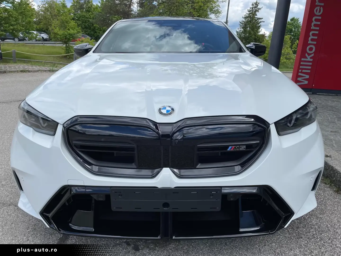 BMW M5 Sedan White-RED-Carbon Pano