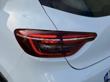 Renault Clio V full hybrid 145 cp