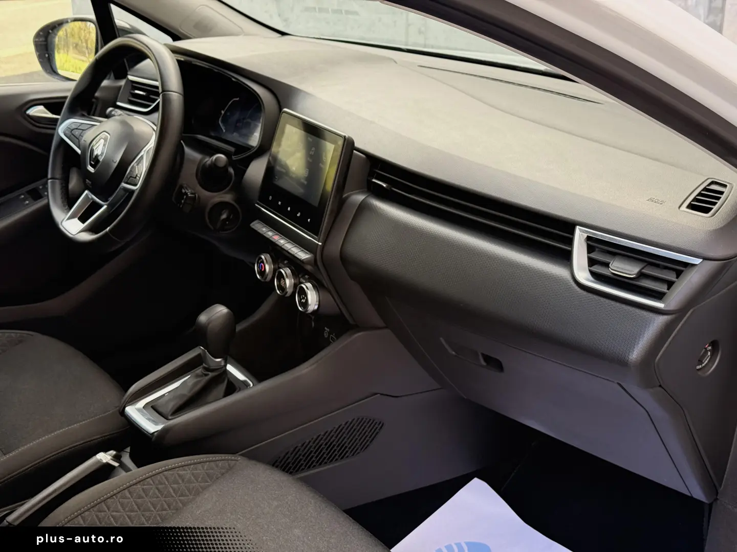 Renault Clio V full hybrid 145 cp