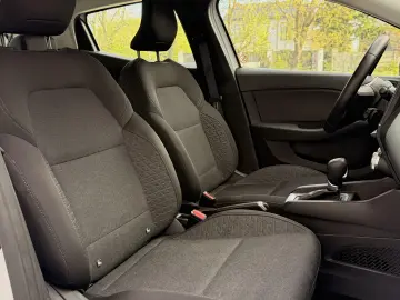 Renault Clio V full hybrid 145 cp