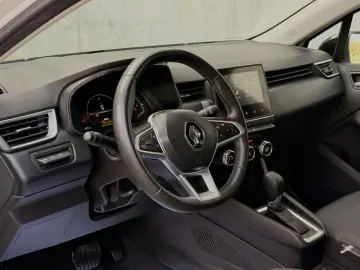 Renault Clio V full hybrid 145 cp