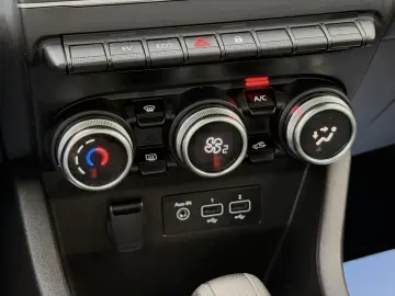 Renault Clio V full hybrid 145 cp