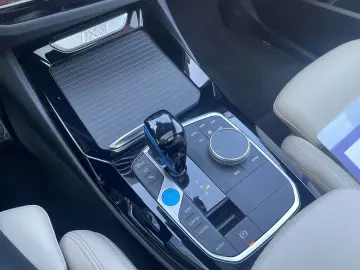 BMW iX3 M SPORT Sportpaket HUD AD AHK-klappbar AHK E