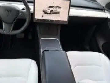 TESLA Model Y Basis RWD White White  1.HD