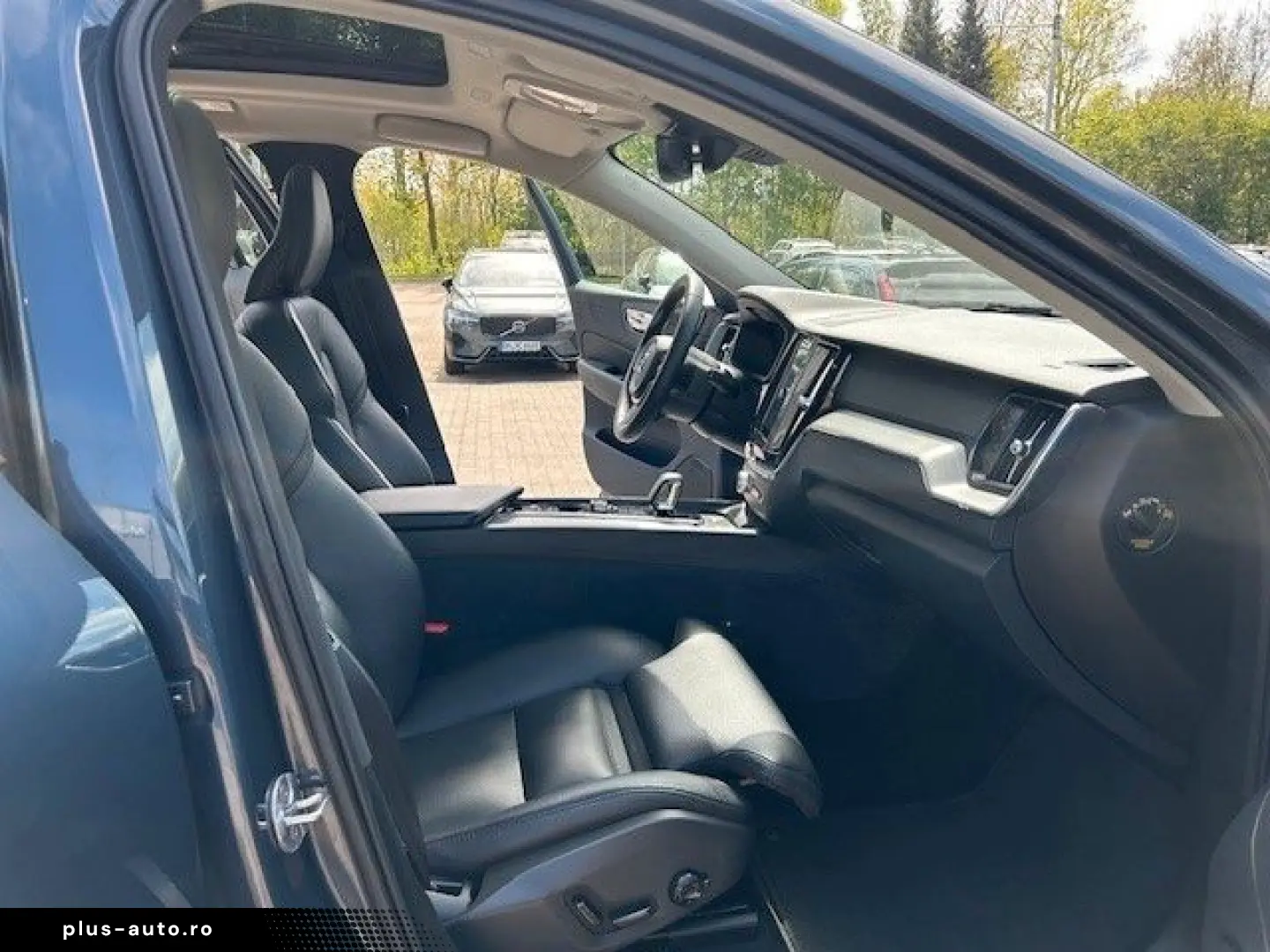 VOLVO XC60 T6 Recharge AWD PLUS DARK-AHK-BLIS-HK-Pilot