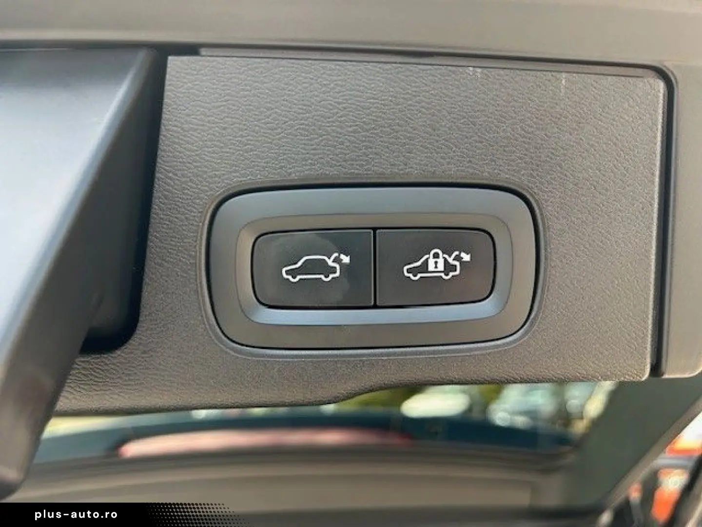 VOLVO XC60 T6 Recharge AWD PLUS DARK-AHK-BLIS-HK-Pilot