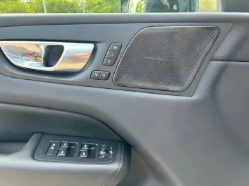 VOLVO XC60 T6 Recharge AWD PLUS DARK-AHK-BLIS-HK-Pilot