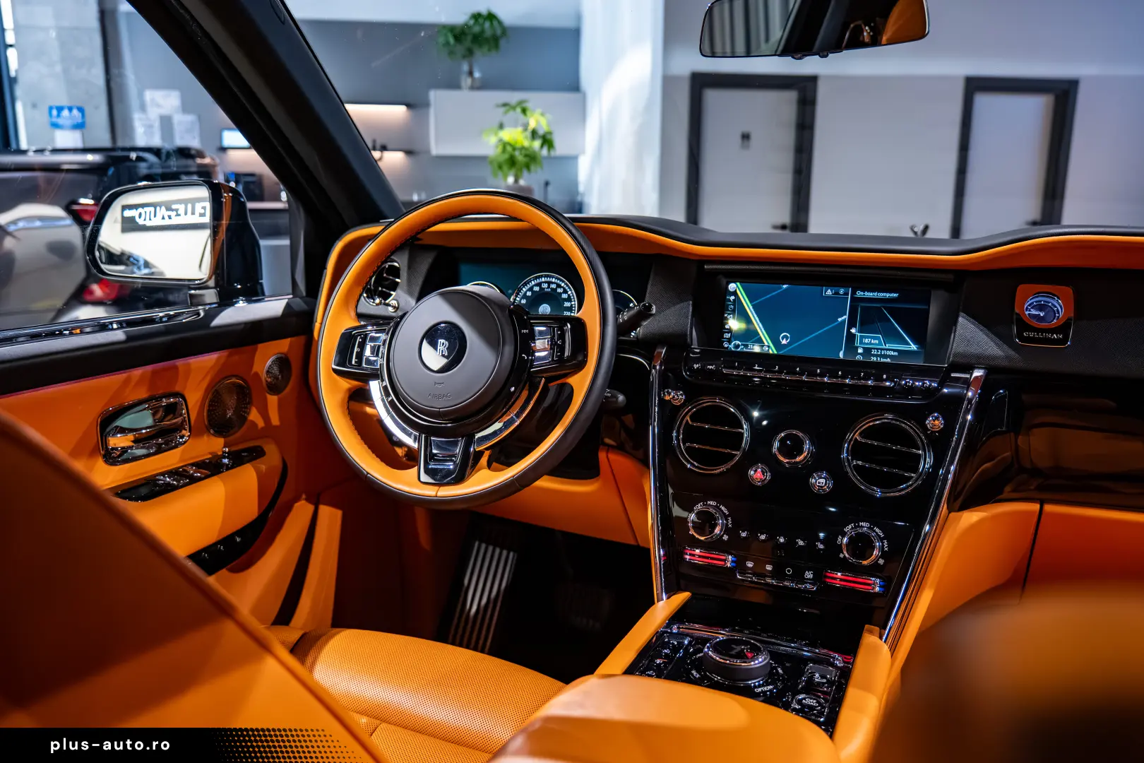 Rolls-Royce Cullinan   Bespoke   Rear Entertainment