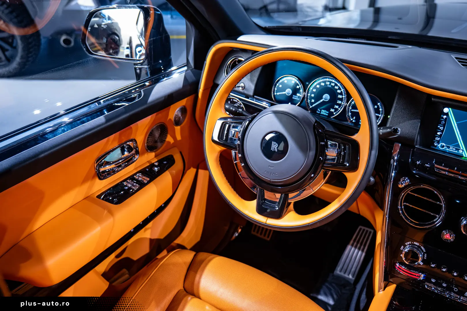 Rolls-Royce Cullinan   Bespoke   Rear Entertainment