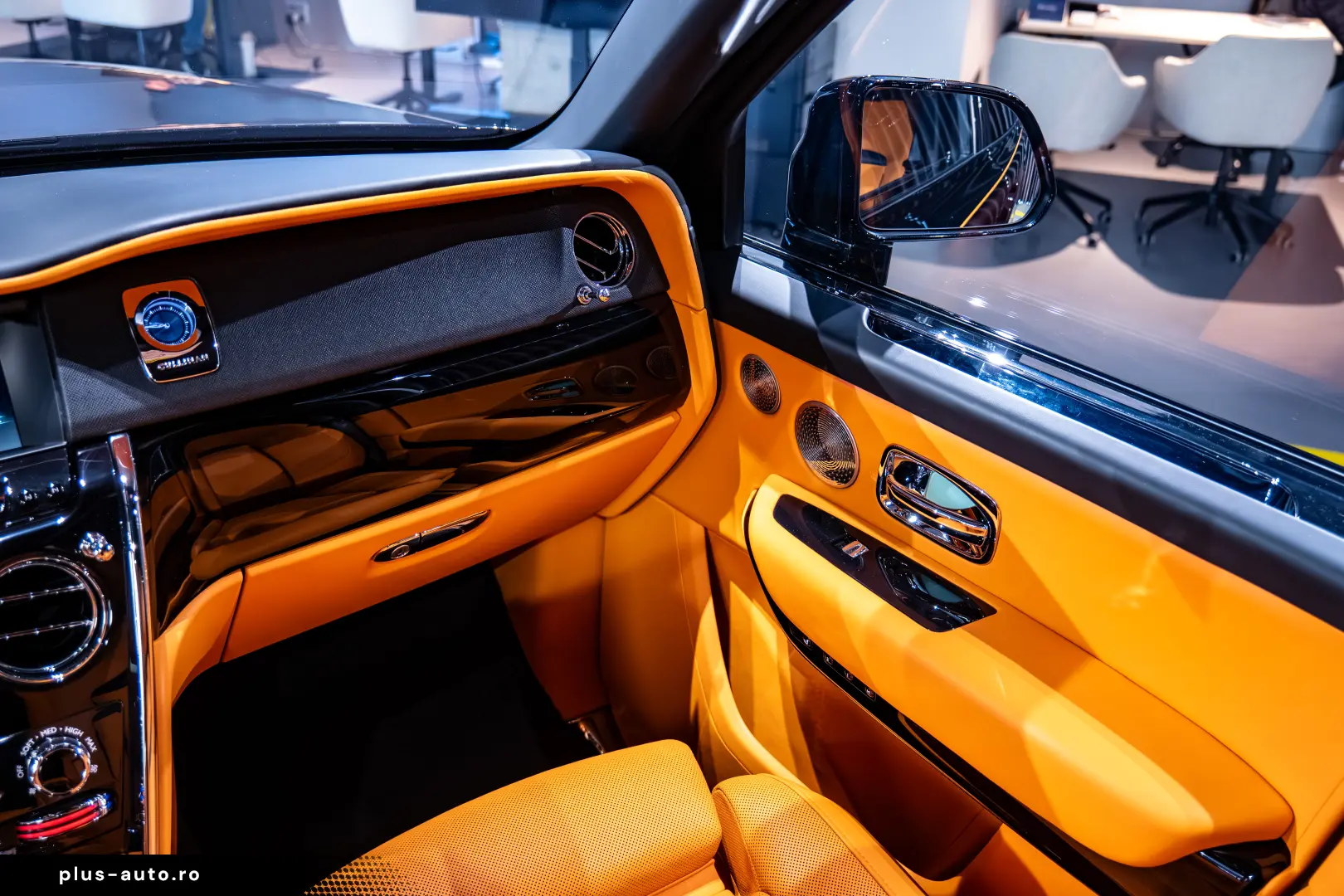 Rolls-Royce Cullinan   Bespoke   Rear Entertainment