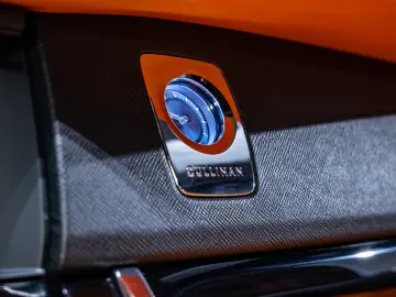 Rolls-Royce Cullinan   Bespoke   Rear Entertainment