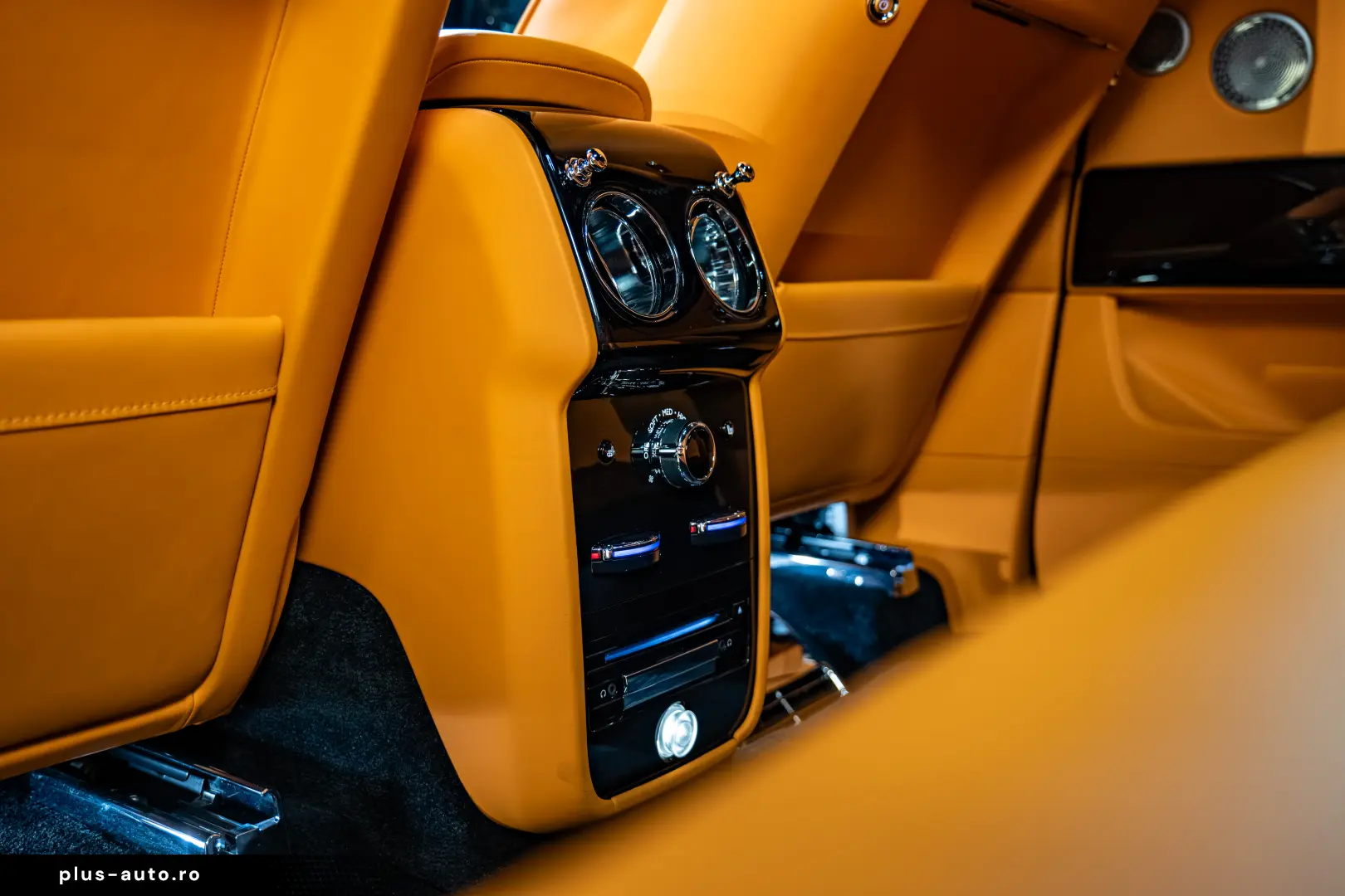 Rolls-Royce Cullinan   Bespoke   Rear Entertainment
