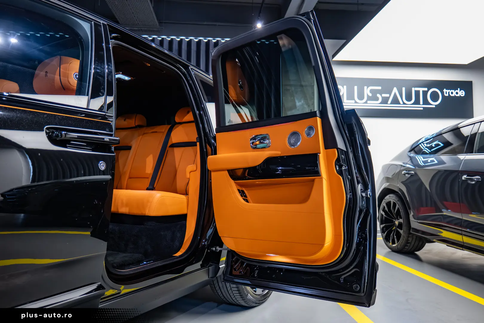Rolls-Royce Cullinan   Bespoke   Rear Entertainment