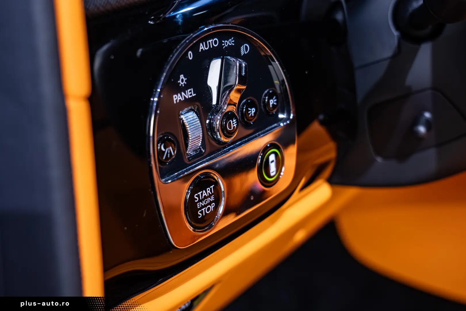 Rolls-Royce Cullinan   Bespoke   Rear Entertainment