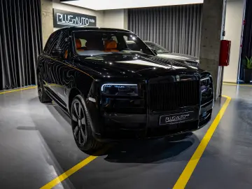 Rolls-Royce Cullinan   Bespoke   Rear Entertainment
